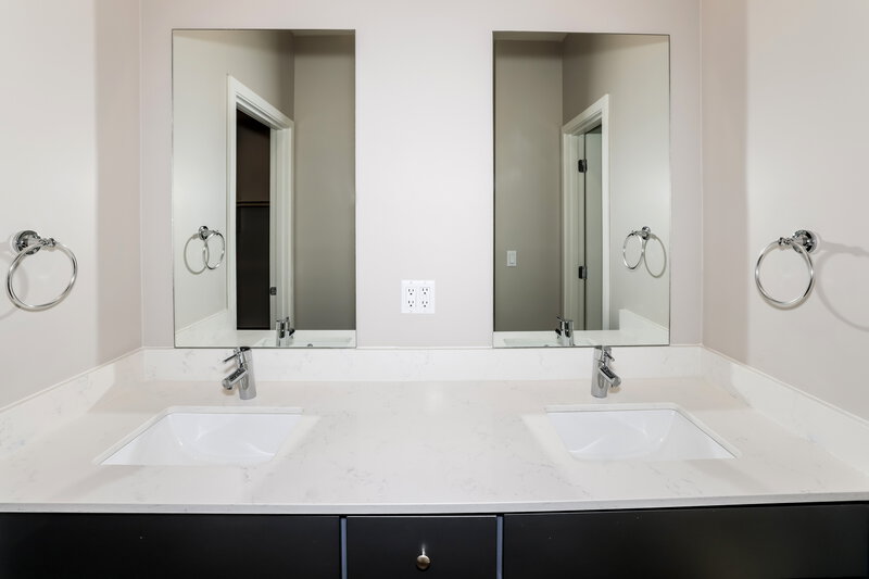 0/Mo, 14251 N. 7th Street 6 Phoenix, AZ 85022 Main Bathroom View