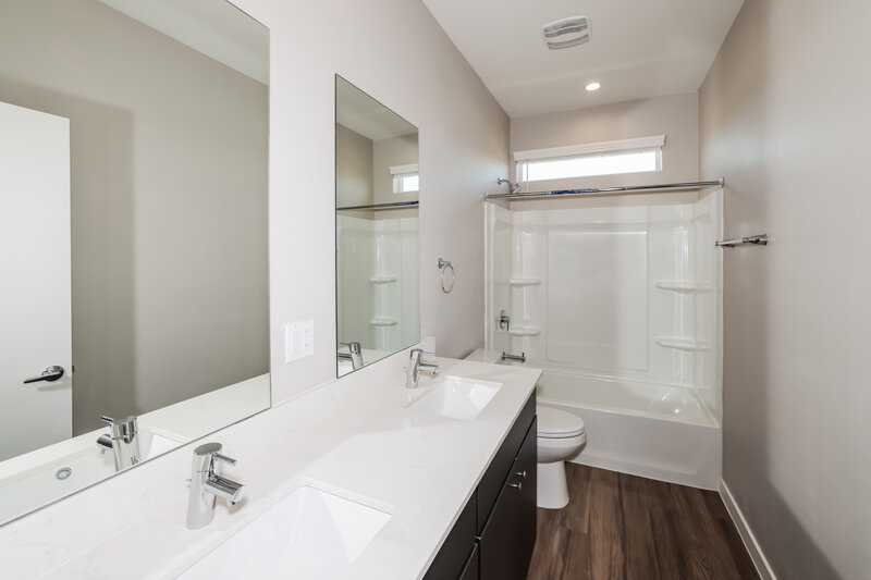 0/Mo, 14251 N. 7th Street 6 Phoenix, AZ 85022 Main Bathroom View 2