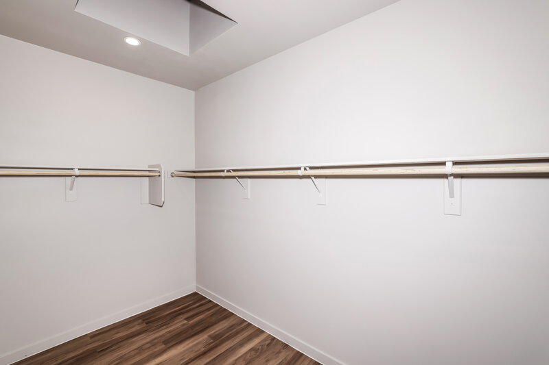 0/Mo, 14251 N. 7th Street 6 Phoenix, AZ 85022 Walk In Closet View
