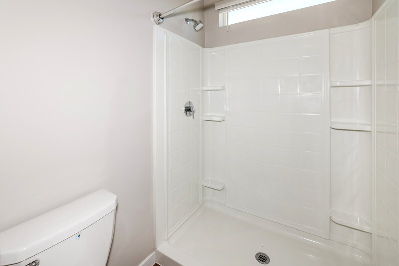 0/Mo, 14251 N. 7th Street 6 Phoenix, AZ 85022 Bathroom View