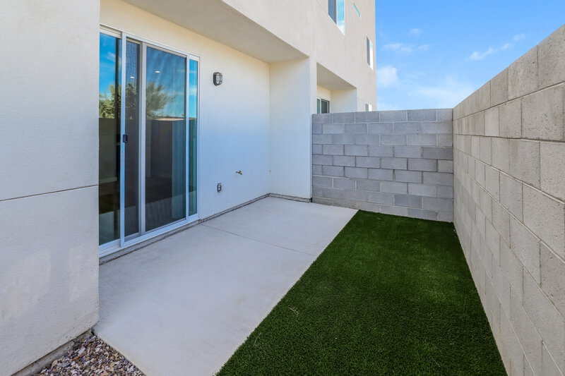 0/Mo, 14251 N. 7th Street 6 Phoenix, AZ 85022 Rear View