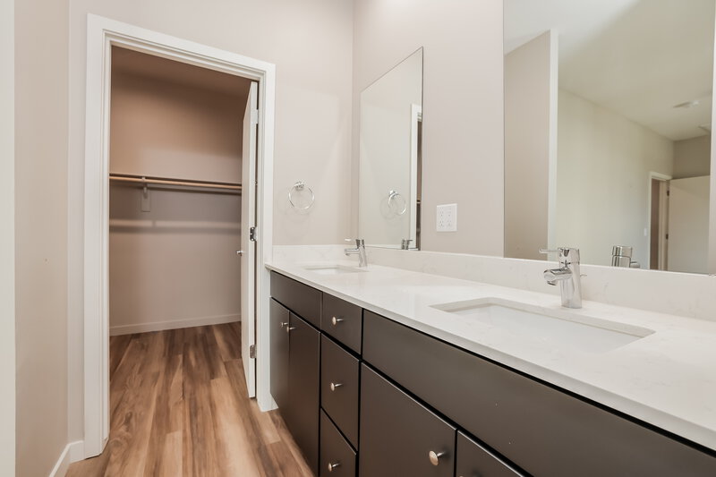 0/Mo, 14251 N. 7th Street 7 Phoenix, AZ 85022 Main Bathroom View