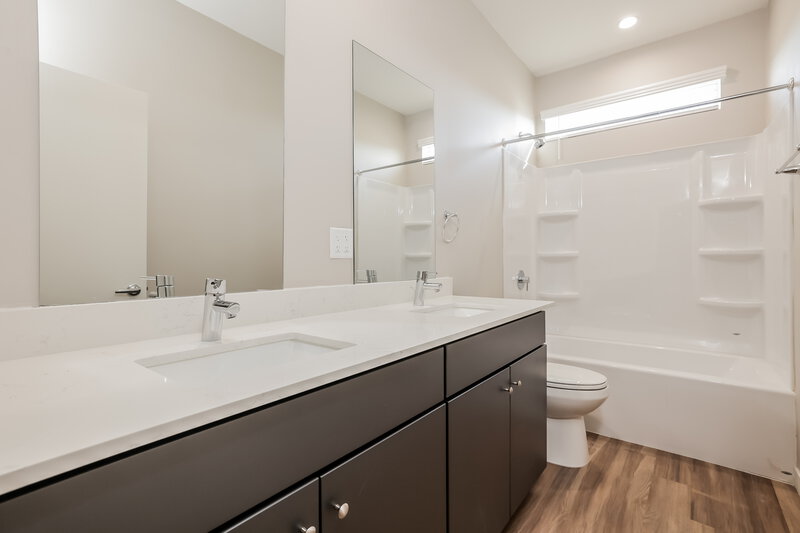 0/Mo, 14251 N. 7th Street 7 Phoenix, AZ 85022 Main Bathroom View 2