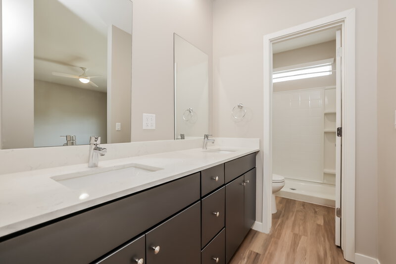 0/Mo, 14251 N. 7th Street 7 Phoenix, AZ 85022 Bathroom View