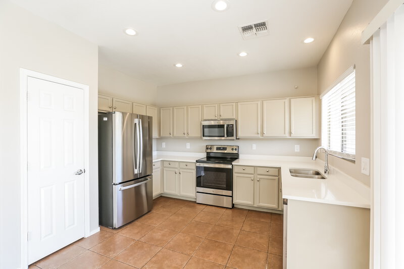 2,315/Mo, 6906 S 50th Glen Laveen, AZ 85339 Kitchen View