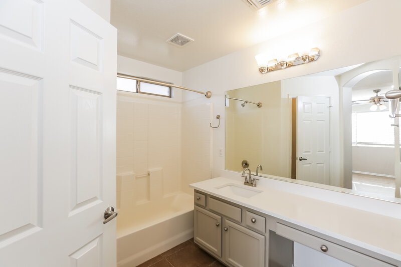 2,315/Mo, 6906 S 50th Glen Laveen, AZ 85339 Main Bathroom View