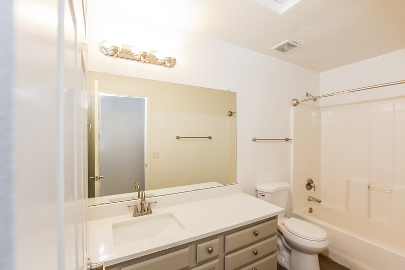 2,315/Mo, 6906 S 50th Glen Laveen, AZ 85339 Bathroom View