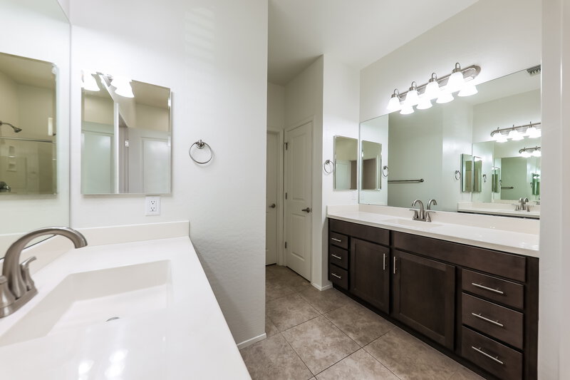 1,945/Mo, 18777 N 43rd Avenue, 40 Glendale, AZ 85308 Main Bathroom View