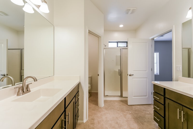2,200/Mo, 18777 N 43rd Avenue, 40 Glendale, AZ 85308 Main Bathroom View