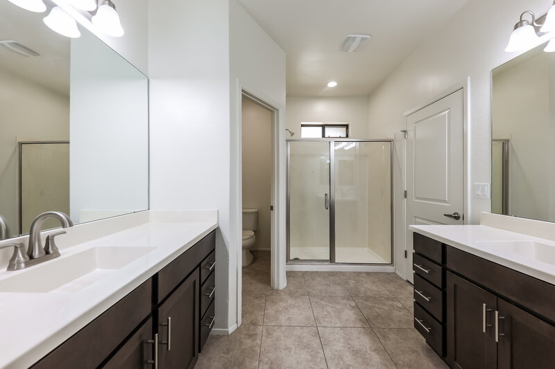 1,945/Mo, 18777 N 43rd Avenue, 40 Glendale, AZ 85308 Main Bathroom View 2