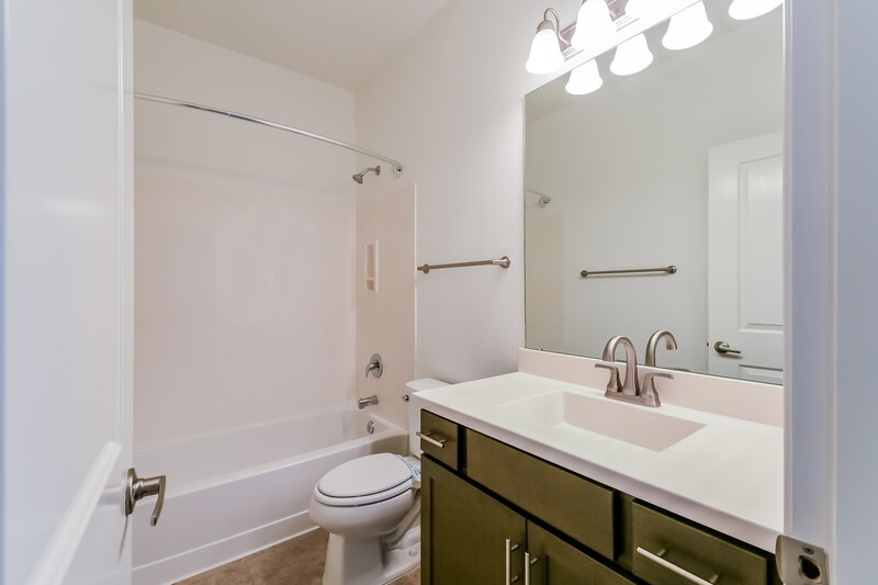 2,200/Mo, 18777 N 43rd Avenue, 40 Glendale, AZ 85308 Bathroom View 2