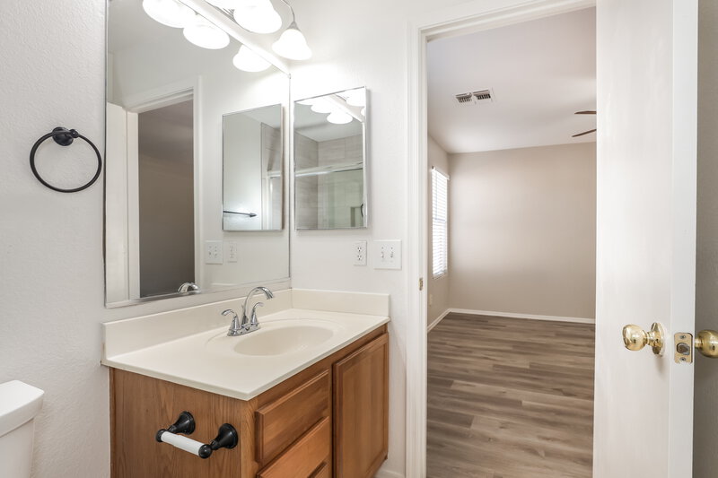 2,095/Mo, 11240 E Sunland Ave Mesa, AZ 85208 Main Bathroom View