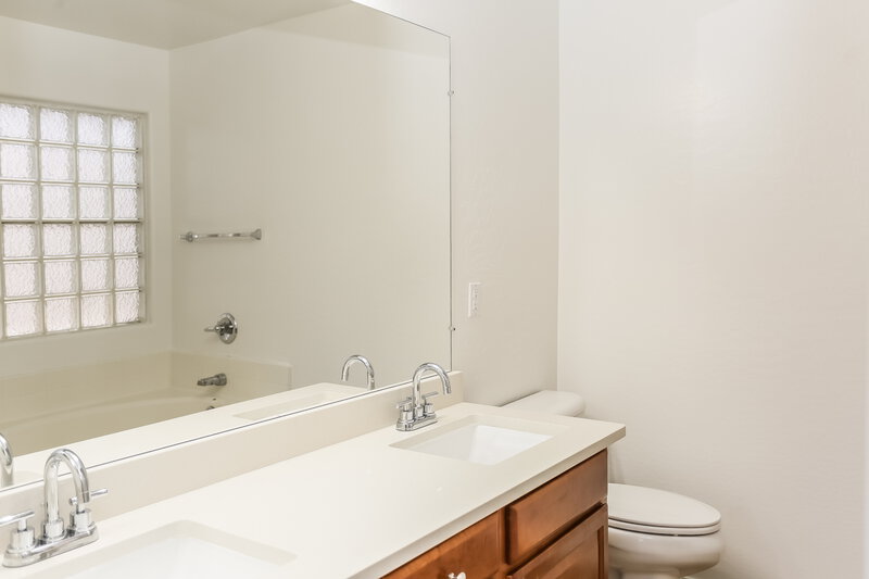 2,300/Mo, 11572 W Madison St Avondale, AZ 85323 Bathroom View 2
