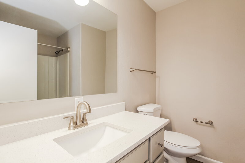 1,865/Mo, 2613 S 71St Dr Phoenix, AZ 85043 Main Bathroom View