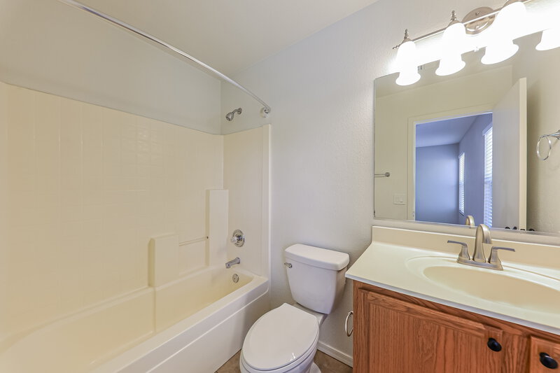 2,070/Mo, 3026 W Lucia Dr Phoenix, AZ 85083 Main Bathroom View