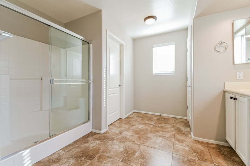 2,225/Mo, 3014 E Megan St Gilbert, AZ 85295 Main Bathroom View
