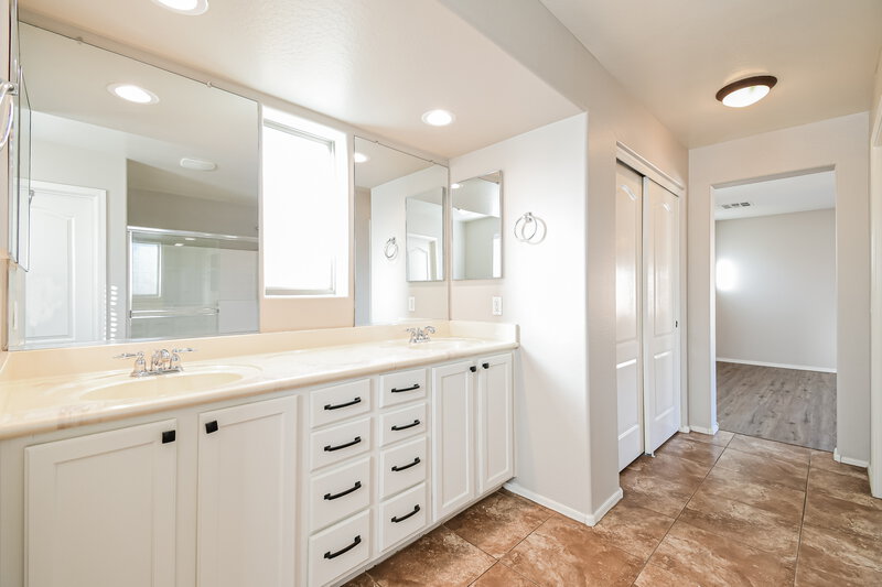 2,225/Mo, 3014 E Megan St Gilbert, AZ 85295 Main Bathroom View 2