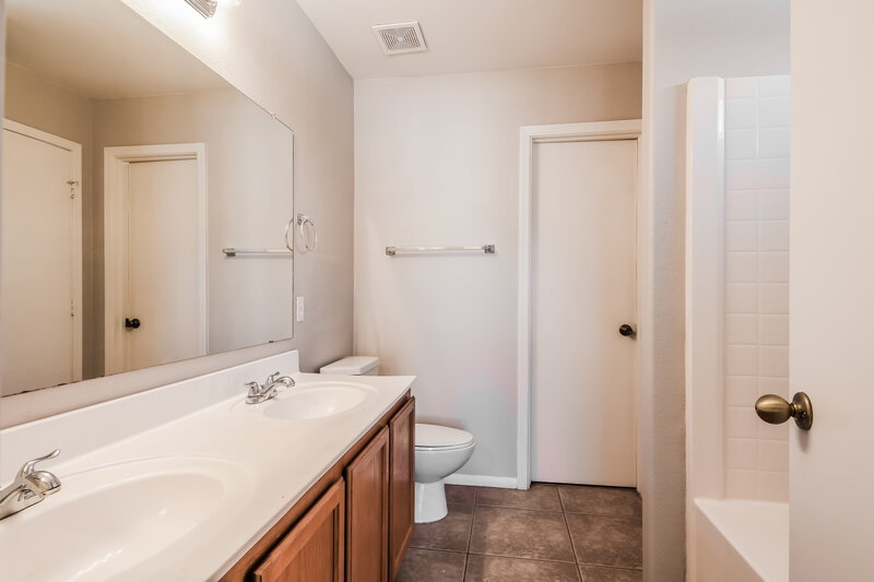 1,835/Mo, 3034 W Melinda Ln Phoenix, AZ 85027 Main Bathroom View