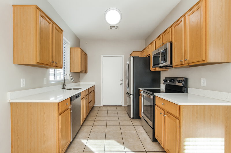 1,815/Mo, 3905 W Park St Phoenix, AZ 85041 Kitchen View