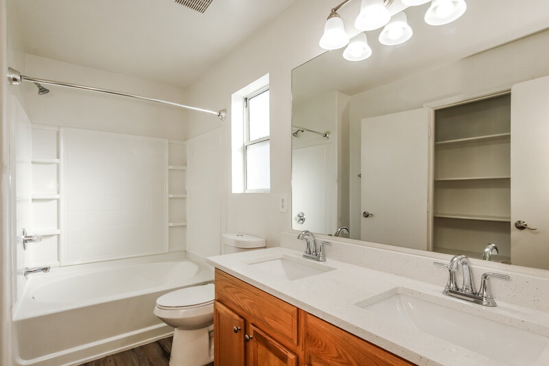 1,815/Mo, 3905 W Park St Phoenix, AZ 85041 Main Bathroom View