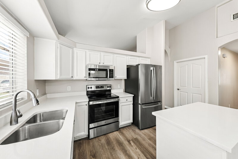 2,570/Mo, 20428 N 9th St Phoenix, AZ 85024 Kitchen View 2
