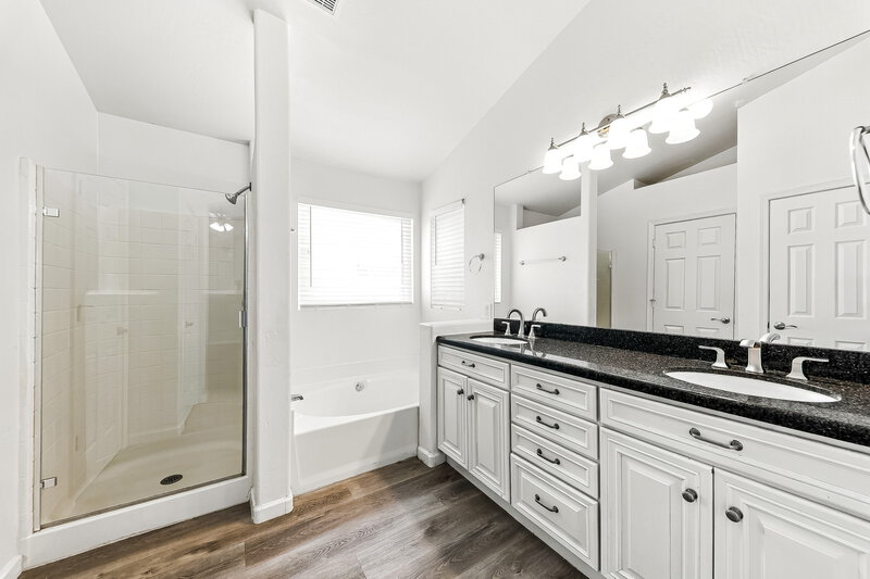 2,570/Mo, 20428 N 9th St Phoenix, AZ 85024 Primary Bathroom View
