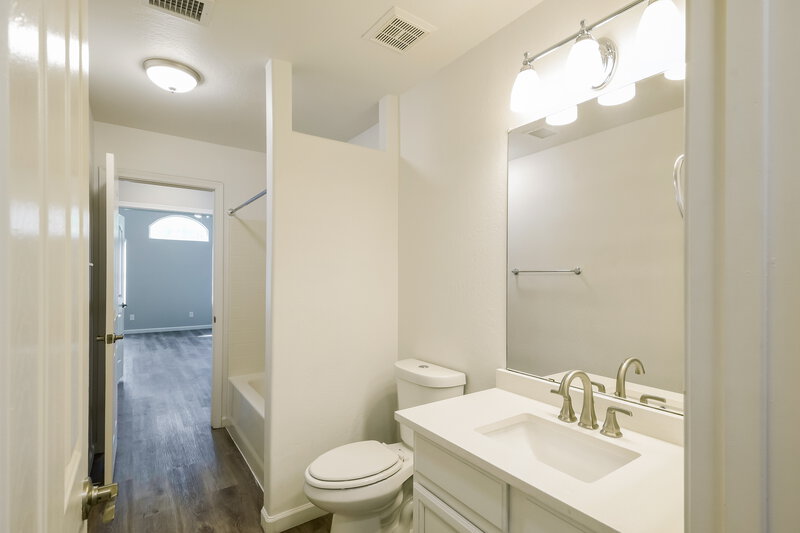 2,720/Mo, 20428 N 9th St Phoenix, AZ 85024 Bathroom View