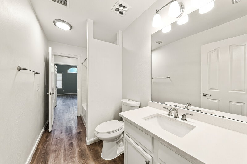 2,570/Mo, 20428 N 9th St Phoenix, AZ 85024 Bathroom View