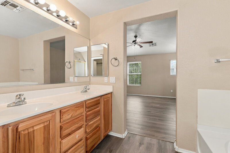 2,295/Mo, 5829 E Harmony Ave Mesa, AZ 85206 Primary Bathroom View 2