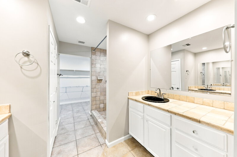 2,665/Mo, 20419 N 8th Ave Phoenix, AZ 85027 Primary Bathroom View