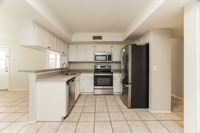 2,110/Mo, 20825 N 1St Ln Phoenix, AZ 85027 Kitchen View