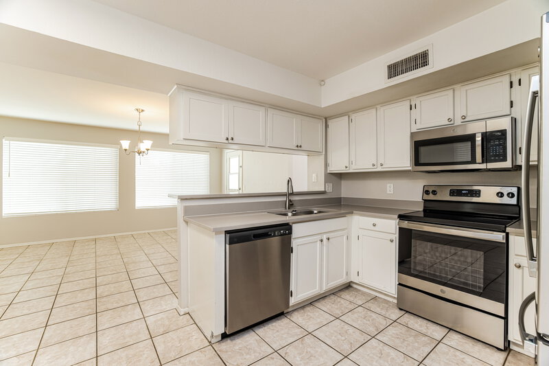 2,110/Mo, 20825 N 1St Ln Phoenix, AZ 85027 Kitchen View 2