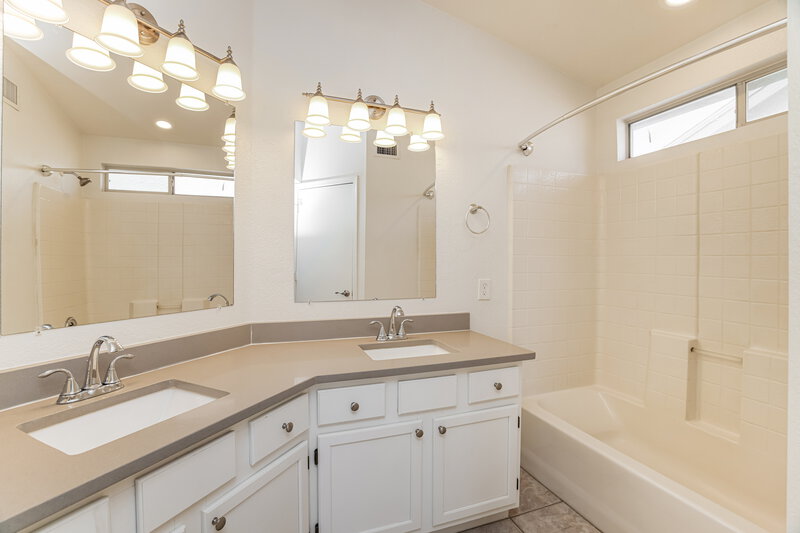 2,110/Mo, 20825 N 1St Ln Phoenix, AZ 85027 Main Bathroom View