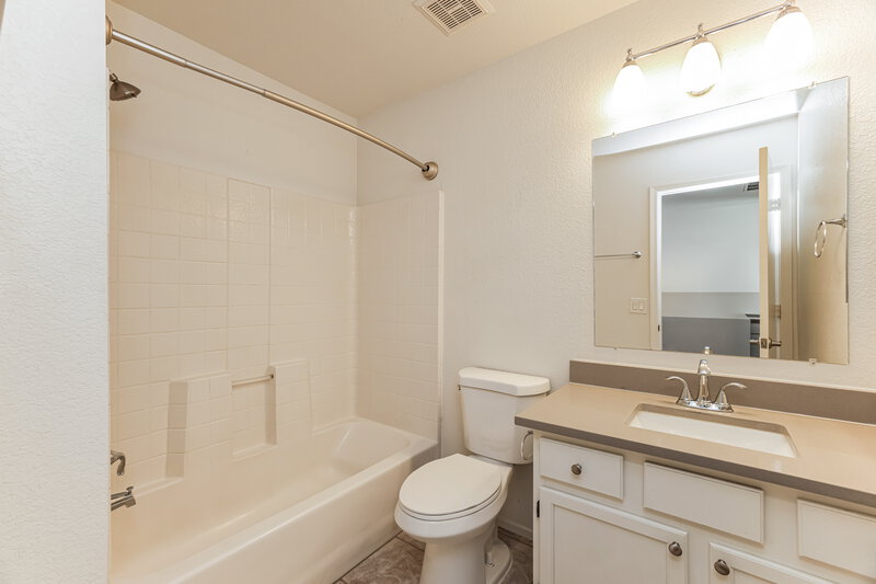 2,110/Mo, 20825 N 1St Ln Phoenix, AZ 85027 Bathroom View