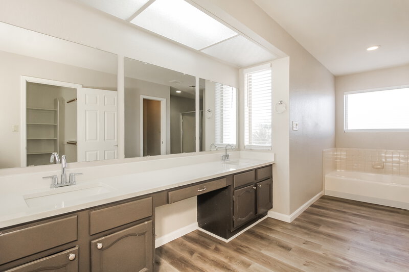 2,300/Mo, 4045 W Avenida del Sol Glendale, AZ 85310 Main Bathroom View