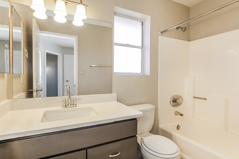 2,300/Mo, 4045 W Avenida del Sol Glendale, AZ 85310 Bathroom View 2