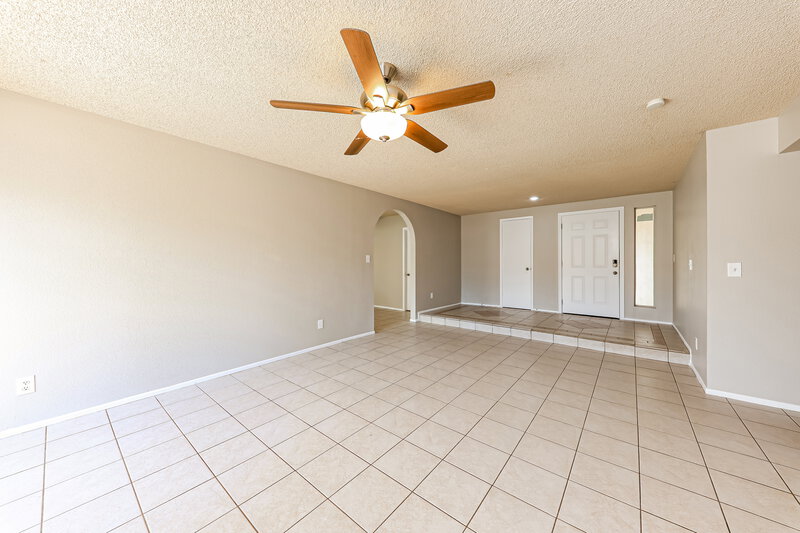1,850/Mo, 4323 W Piute Ave Glendale, AZ 85308 Living Room View 2