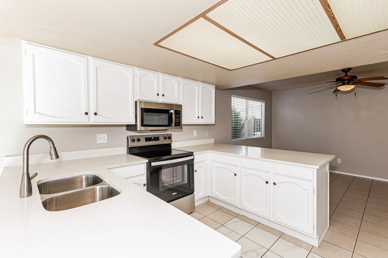 1,850/Mo, 4323 W Piute Ave Glendale, AZ 85308 Kitchen View 2