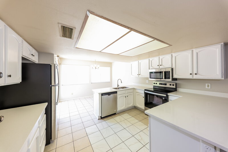 1,830/Mo, 4323 W Piute Ave Glendale, AZ 85308 Kitchen View 2