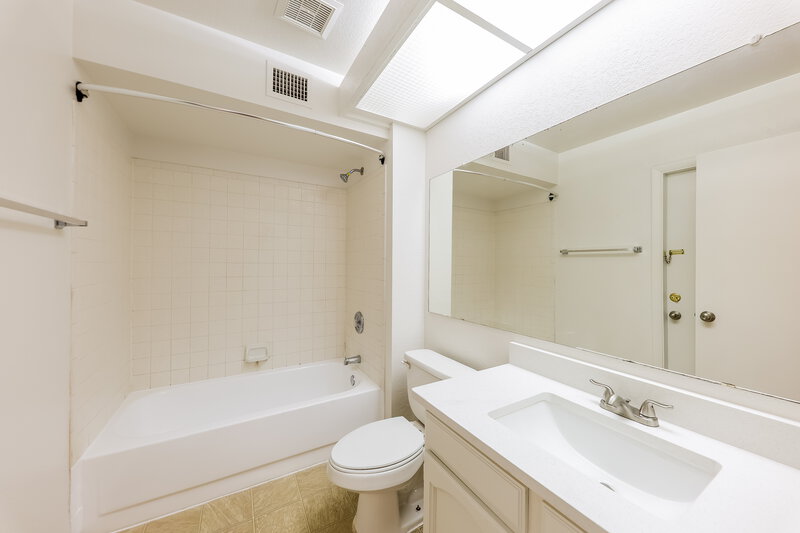 1,830/Mo, 4323 W Piute Ave Glendale, AZ 85308 Main Bathroom View