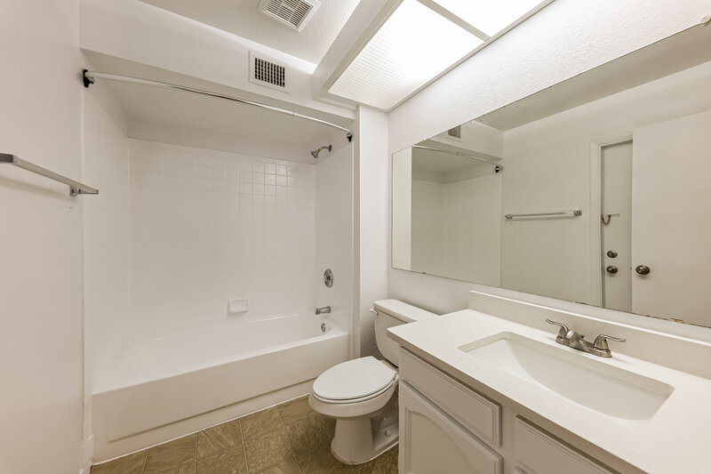 1,850/Mo, 4323 W Piute Ave Glendale, AZ 85308 Main Bathroom View