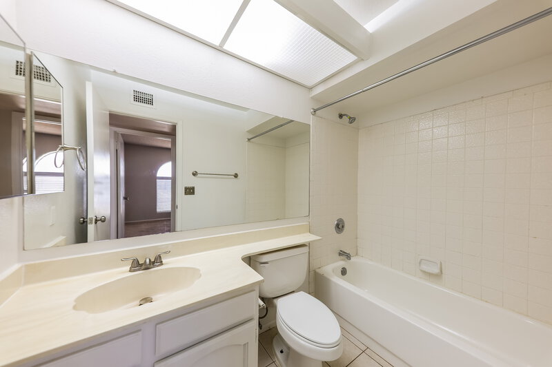 1,830/Mo, 4323 W Piute Ave Glendale, AZ 85308 Bathroom View