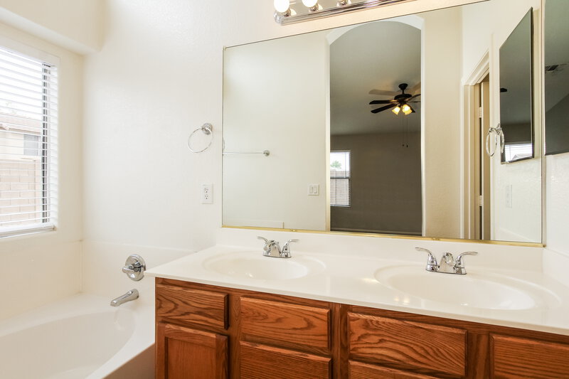 2,310/Mo, 4614 W Beverly Rd Laveen, AZ 85339 Main Bathroom View