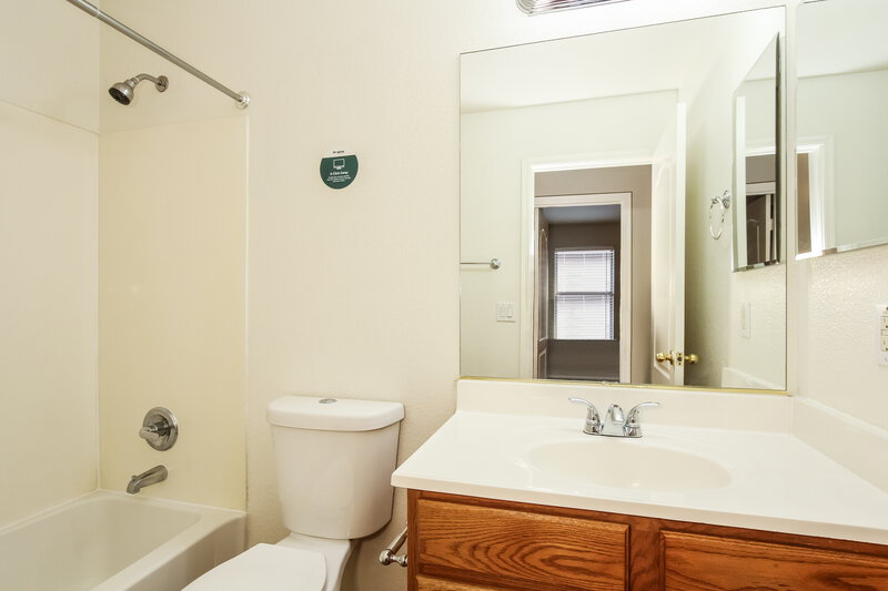 2,310/Mo, 4614 W Beverly Rd Laveen, AZ 85339 Bathroom View