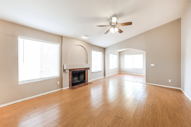 2,000/Mo, 4046 W Abraham Ln Glendale, AZ 85308 Living Room View