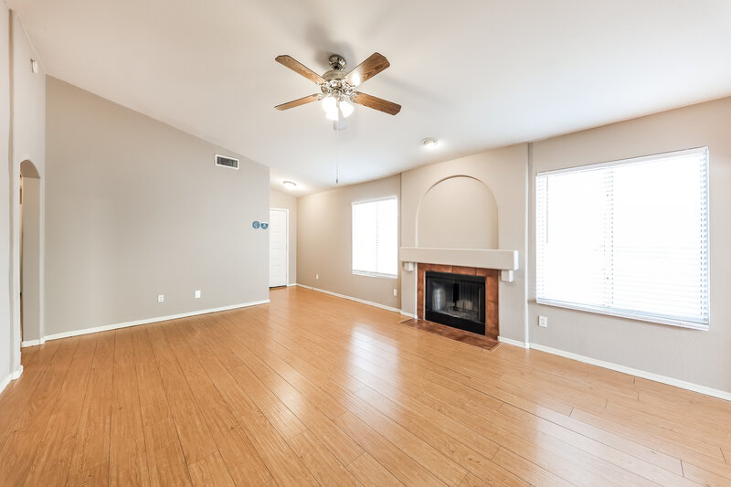 2,000/Mo, 4046 W Abraham Ln Glendale, AZ 85308 Living Room View 2
