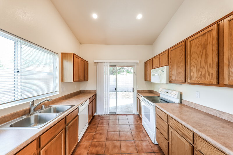 2,000/Mo, 4046 W Abraham Ln Glendale, AZ 85308 Kitchen View