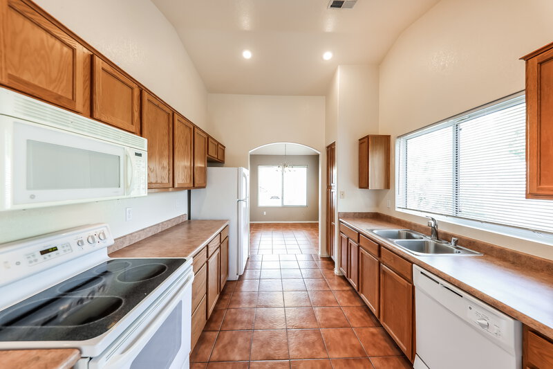 2,000/Mo, 4046 W Abraham Ln Glendale, AZ 85308 Kitchen View 2