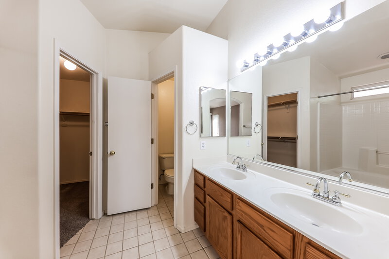 2,000/Mo, 4046 W Abraham Ln Glendale, AZ 85308 Main Bathroom View