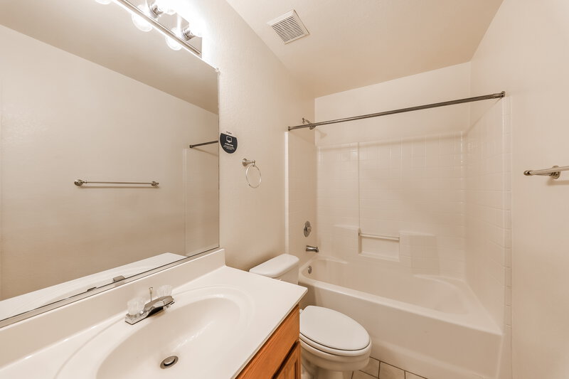 2,000/Mo, 4046 W Abraham Ln Glendale, AZ 85308 Bathroom View